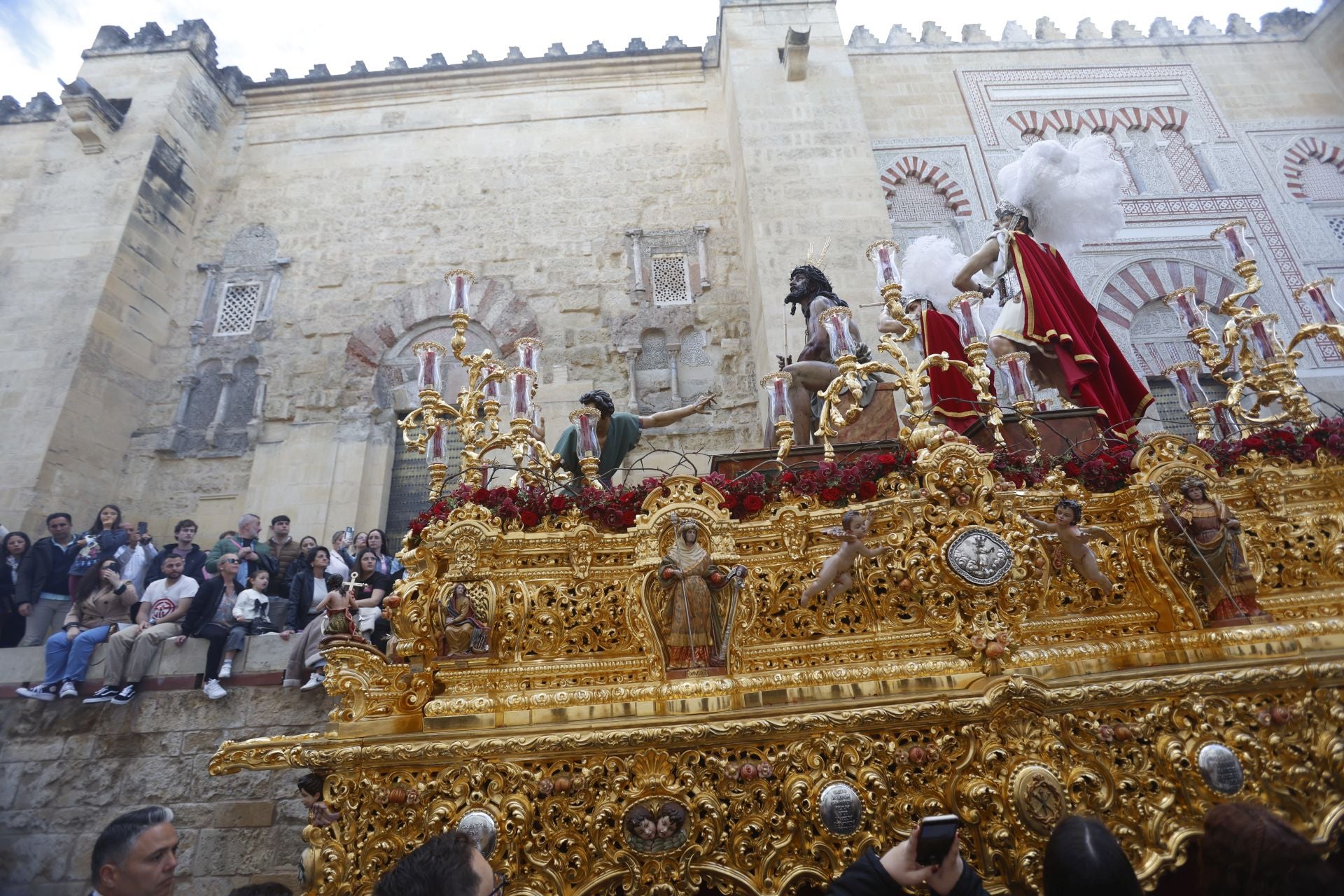 Las imágenes del regreso de la Merced el Sábado Santo de Córdoba, en imágenes