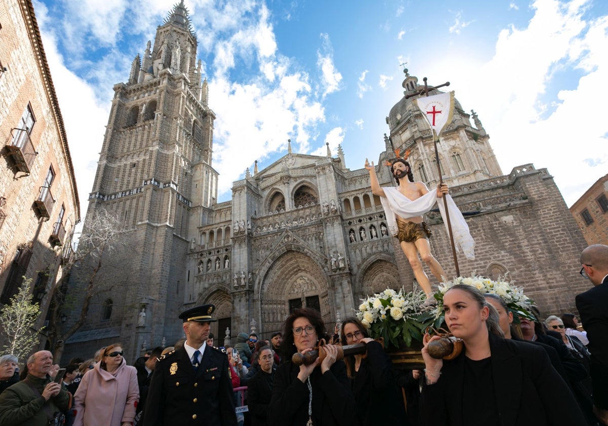 El Resucitado frente a la catedral de Toledo
