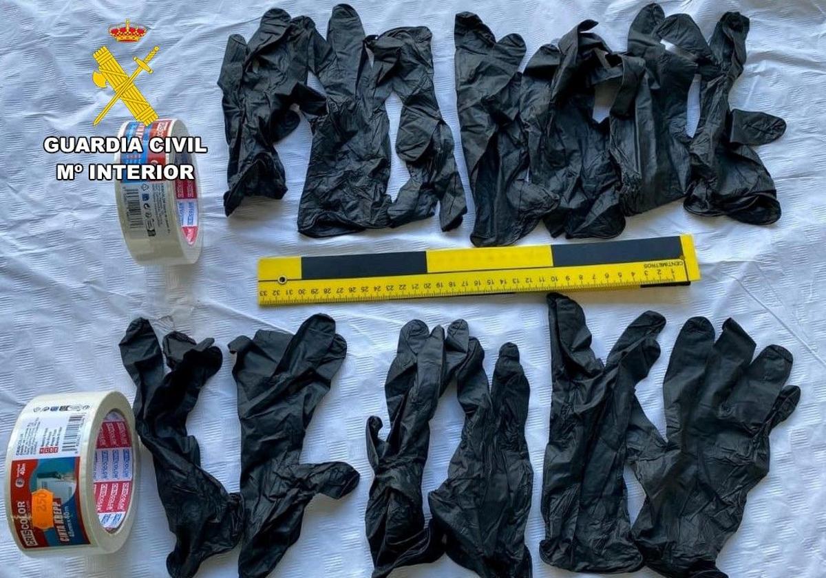 Los siete pares de guantes de látex y la cinta de carrocero intervenidos a las detenidas