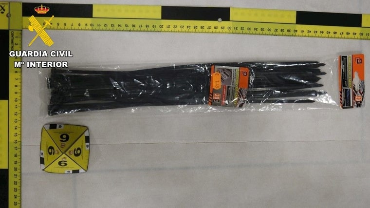 Las bridas, sin abrir, encontradas en el coche que tenían alquilado las jóvenes canarias