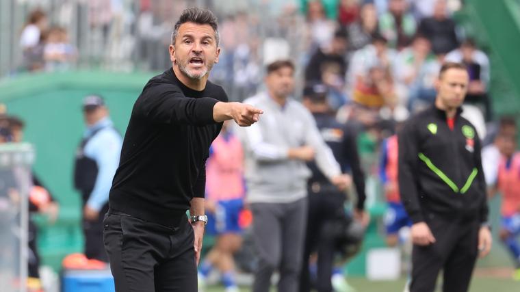 Iván Ania, dando instrucciones durante el Córdoba-Oviedo
