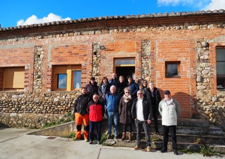 Imagen secundaria 1 - Arriba, un momento de la clase; sobre estas líneas, los participantes delante de las escuelas y el profesor con su 'kit' tecnológico
