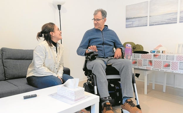 La técnico de Impulsa Igualdad, Laura Cano, con Antonio