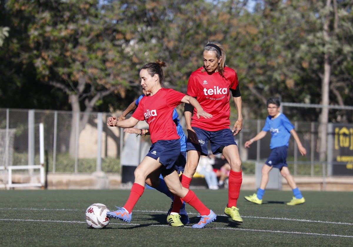 Imagen tomada durante el partido de fútbol Referentes de la Valencia Cup Girls