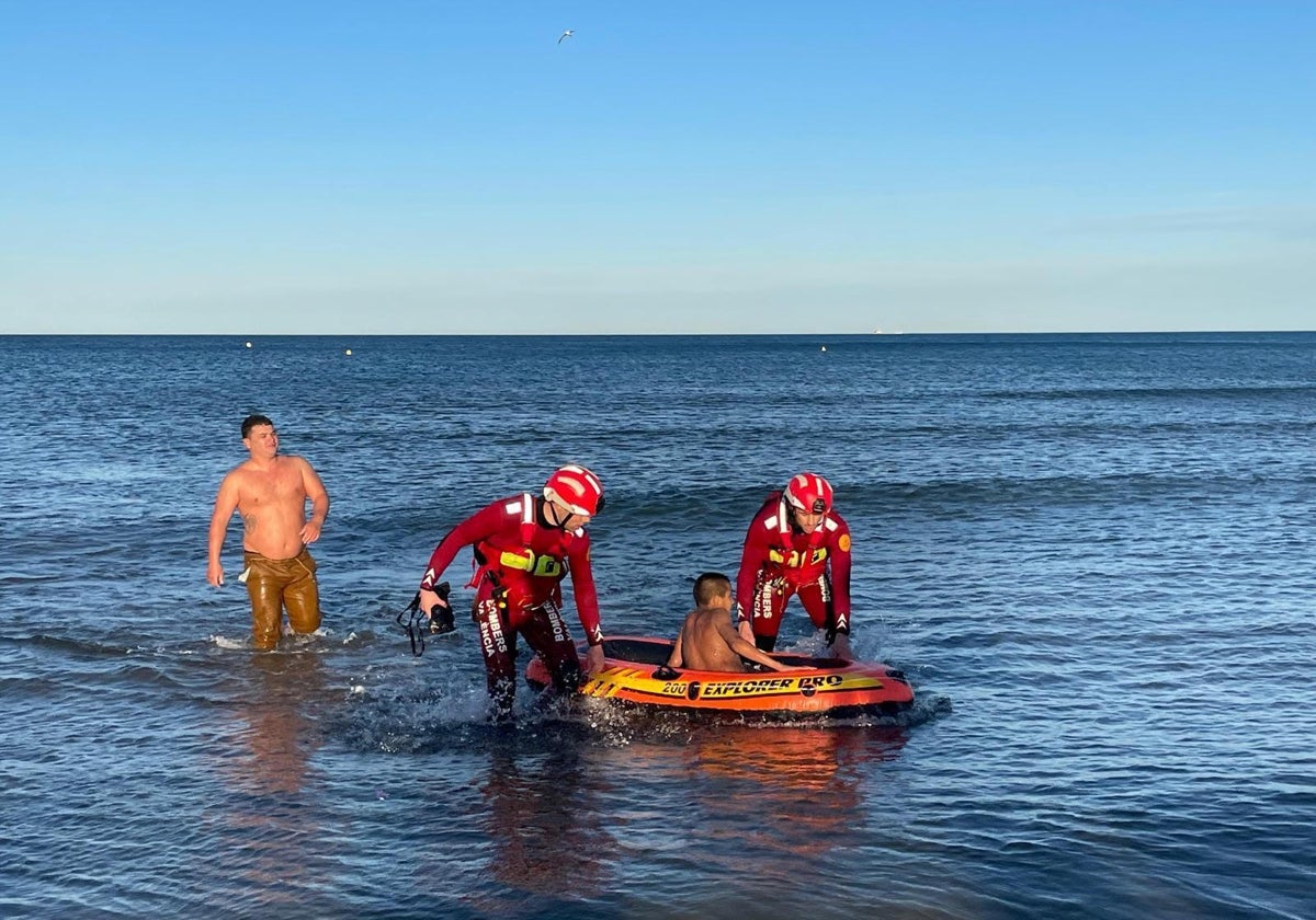 Imagen del rescate de un niño en la playa de la Malvarrosa de Valencia