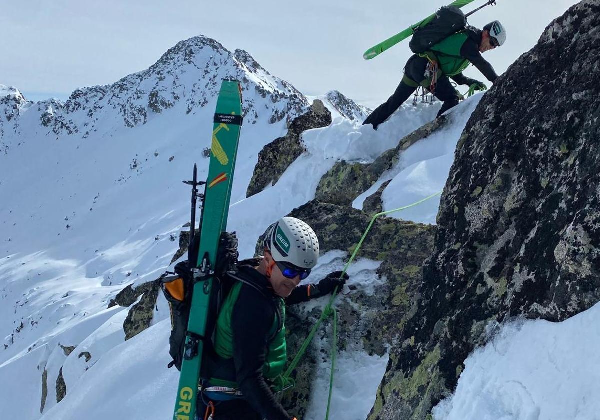 Durante un año en el centro de adiestramiento de Candanchú los especialistas de montaña de la Guardia Civil pasan exigentes pruebas físicas y mentales