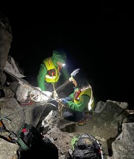 Imagen secundaria 2 - Arriba, el barranquismo y el senderismo causan el grueso de accidentes en zonas de montaña. Abajo, a la izquierda, una intervención del Greim de Jaca y a la derecha, prueba de las malas condiciones en que trabajan estos especialistas de montaña