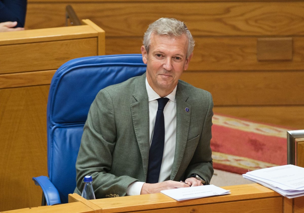 El presidente gallego, Alfonso Rueda, en el Parlamento (archivo)