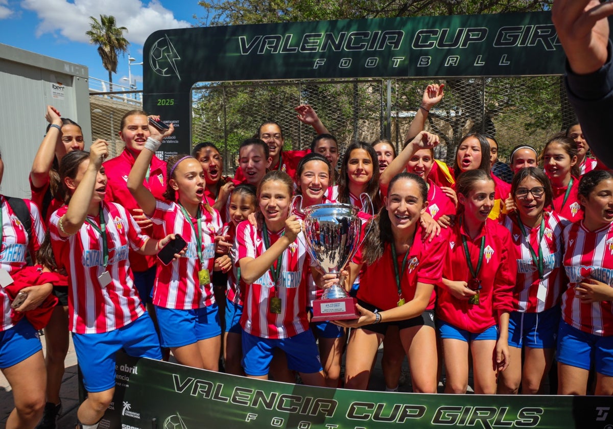 Imagen de las jugadoras del UE L'Alcudia tras ganar la Valencia Cup Girls