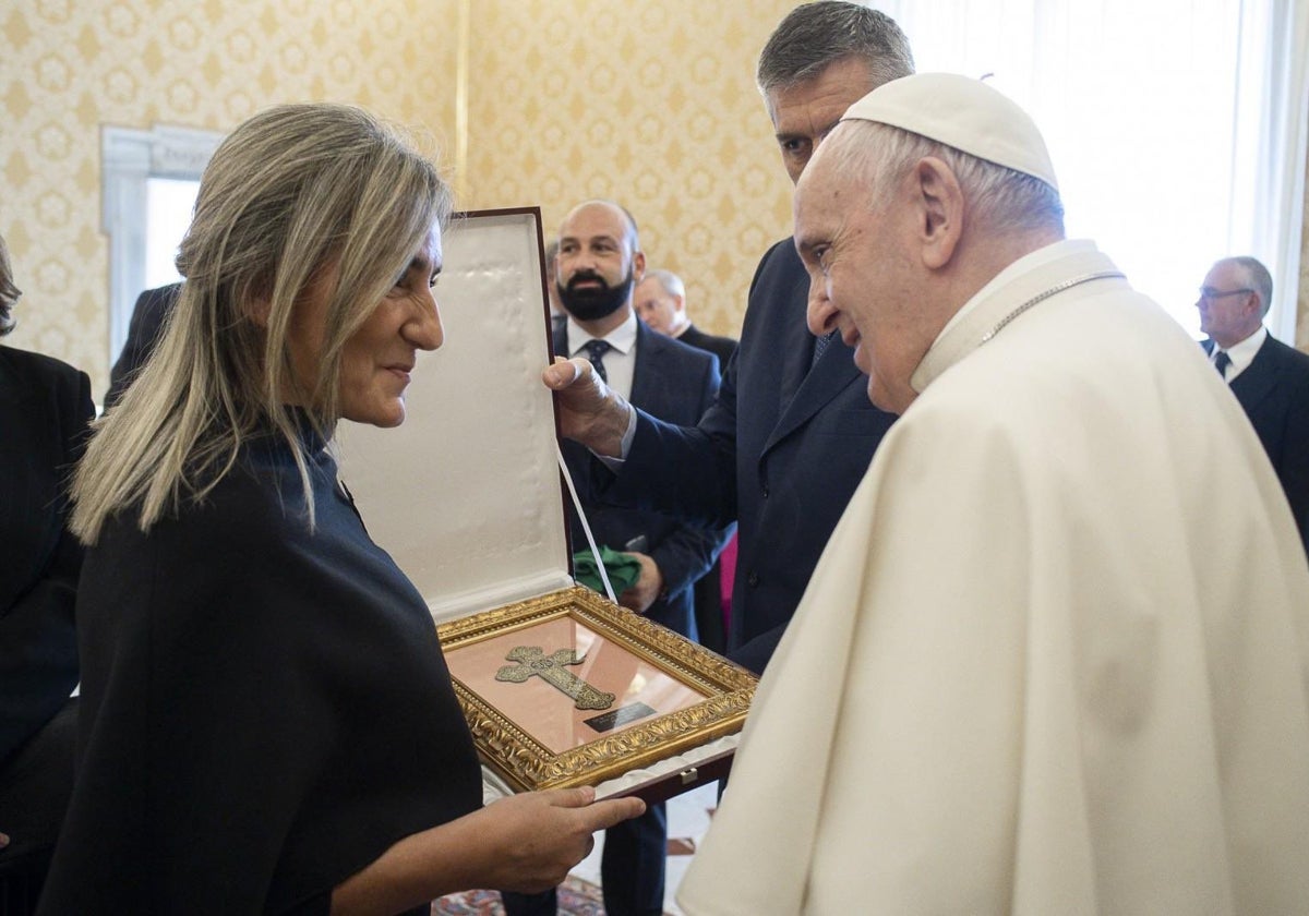 Tolón regaló al papa Francisco durante su encuentro de 2021 una cruz damasquinada y una camiseta del CD Toledo