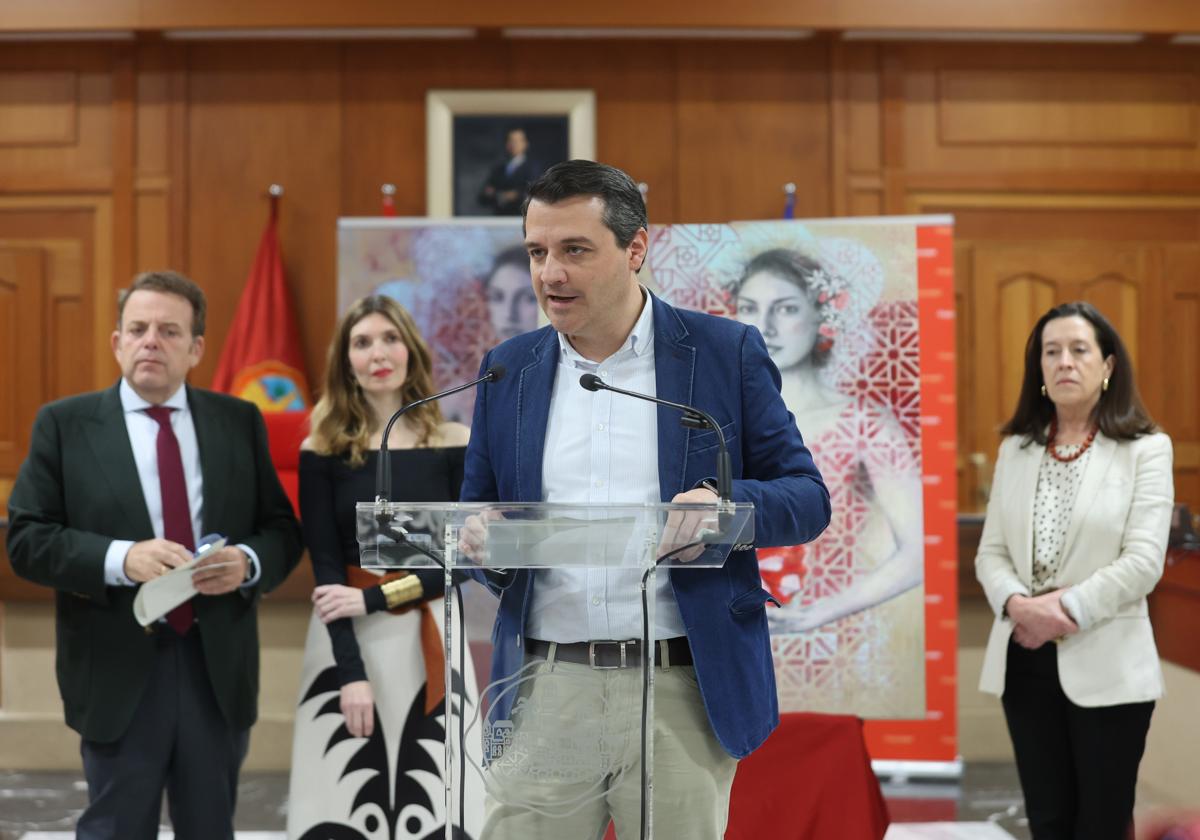 El alcalde, este lunes durante la presentaciòn del cartel del Mayo Festivo