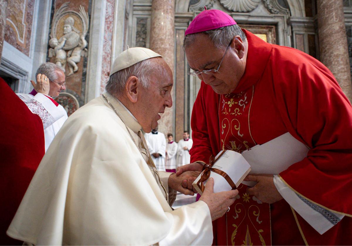 El arzobispo de Granada, José María Gil Tamayo, recibe el palio arzobispal de manos del Papa Francisco
