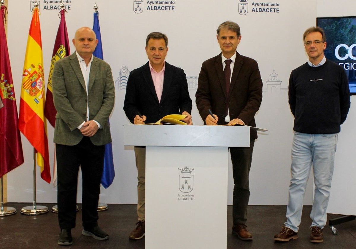 Manuel Serrano y Blas González durante la firma del convenio de colaboración