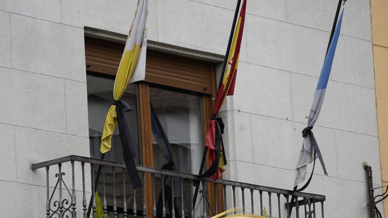Crespones negros en las banderas del colegio concertado San Ignacio de Ponferrada
