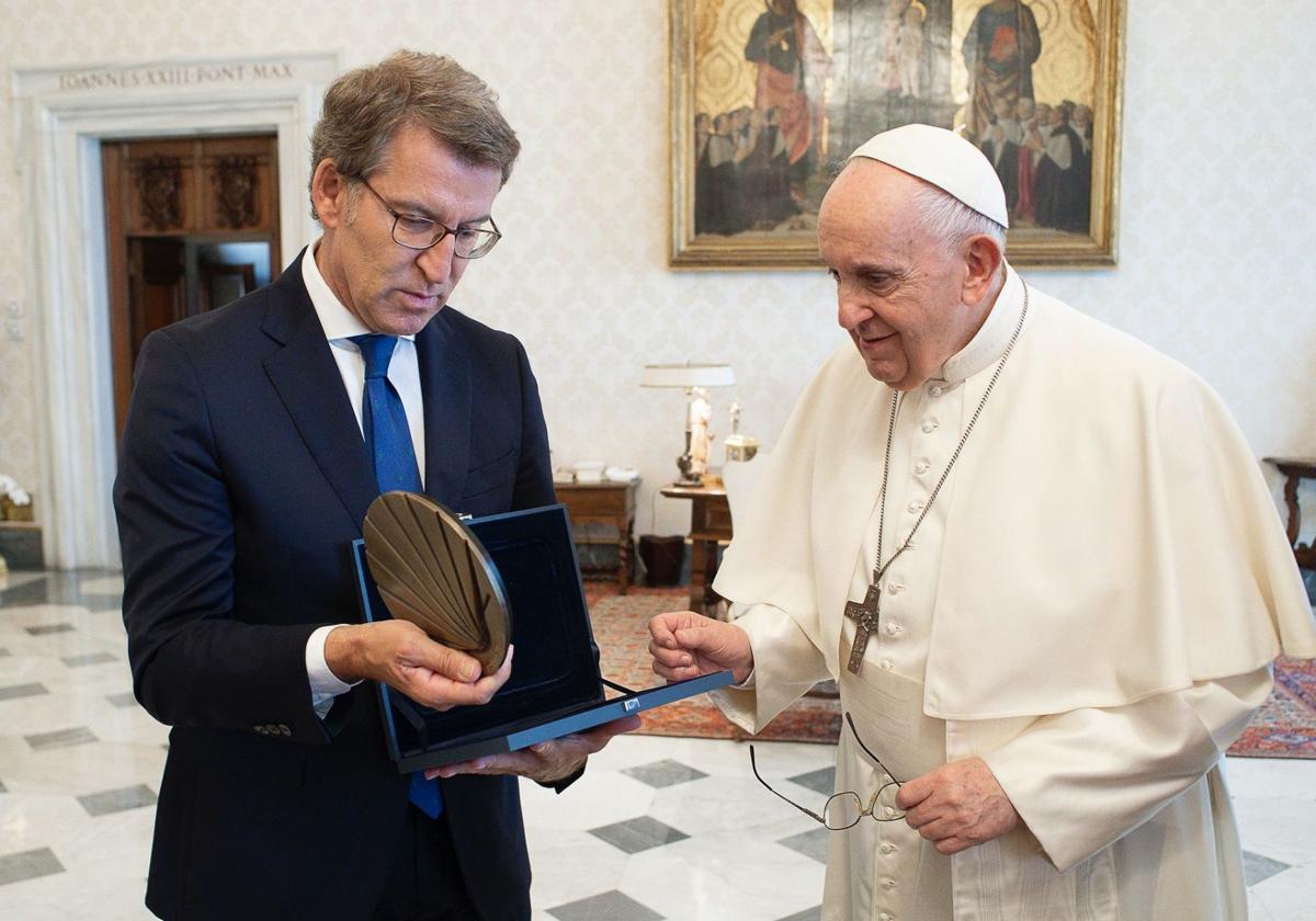 El jefe de la oposición, Alberto Núñez Feijóo, junto al Papa Francisco