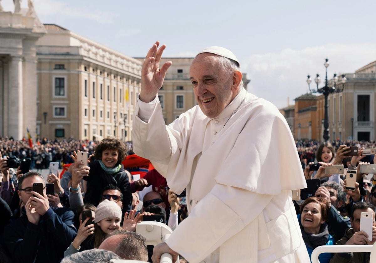 El Papa Francisco en su papamóvil en la plaza de San Pedro del Vaticano