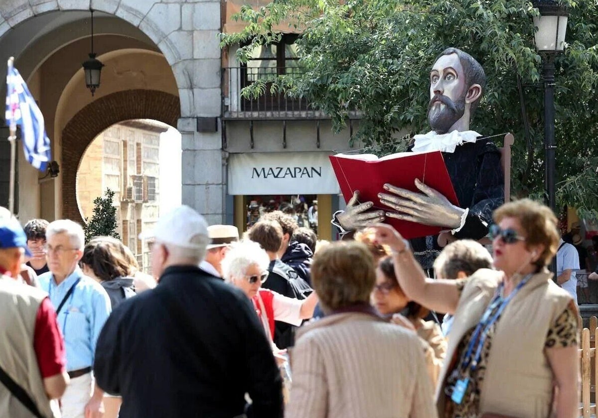 Imagen de archivo de la Feria del Libro celebrada en la plaza de Zocodover, presidida por Cervantes