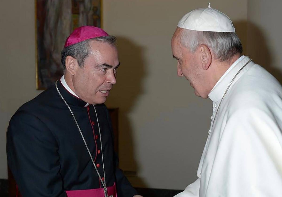 El obispo de Málaga, Jesús Catalá, saluda al Papa Francisco