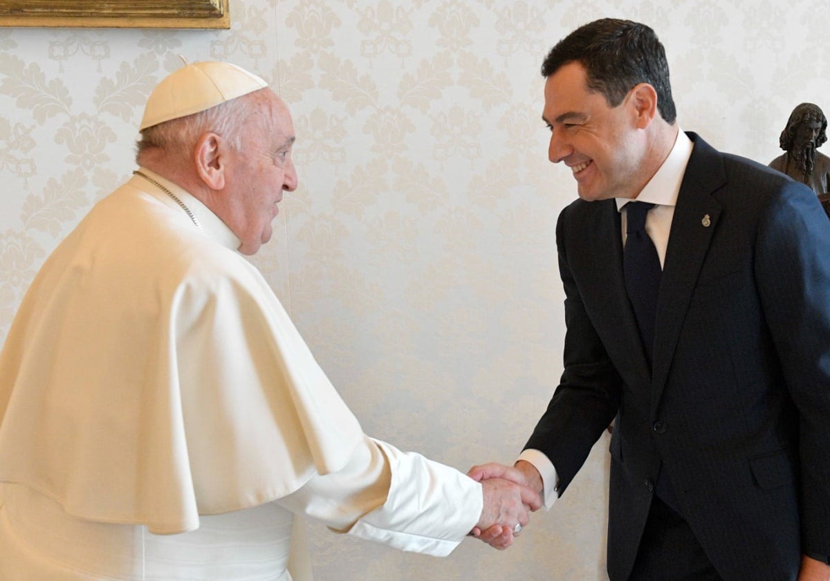 El Papa con Juanma Moreno