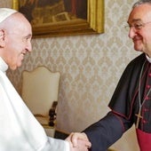 El Papa Francisco estrecha la mano del obispo de Almería, Antonio Gómez Cantero
