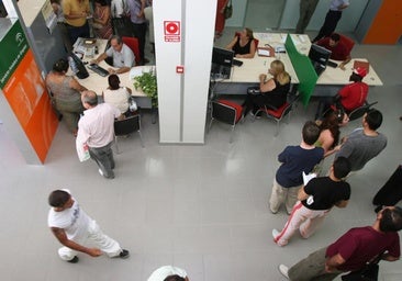 La Junta de Andalucía supera por primera vez la barrera de los 300.000 empleados públicos y casi la mitad son funcionarios