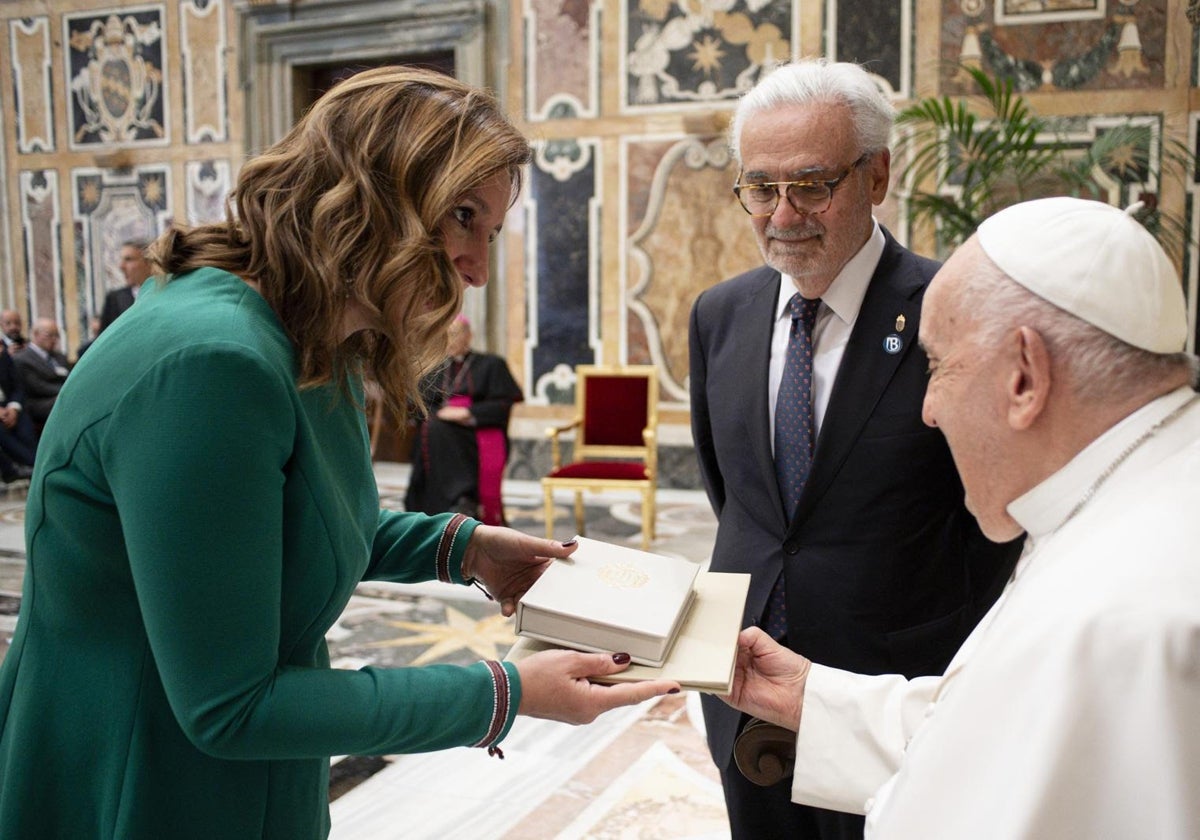 Imagen de archivo del Papa Francisco y la alcaldesa de Valencia, María José Catalá
