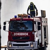 Un aparatoso incendio devora una nave en un polígono industrial en Tenerife