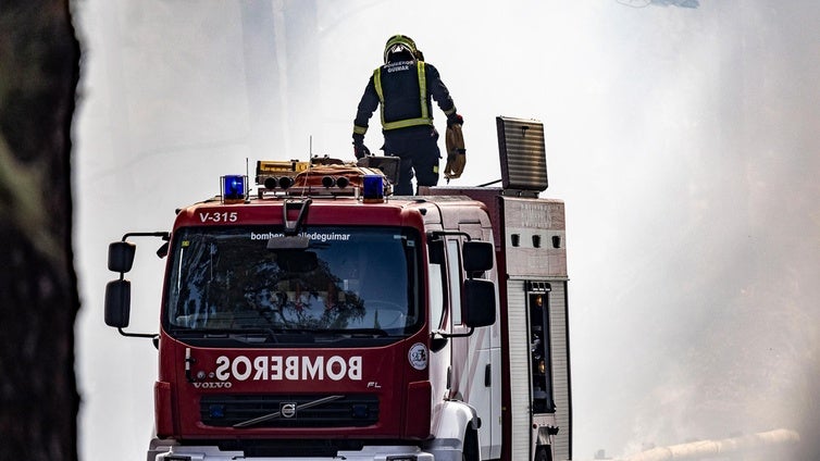 Un aparatoso incendio devora una nave en un polígono industrial en Tenerife