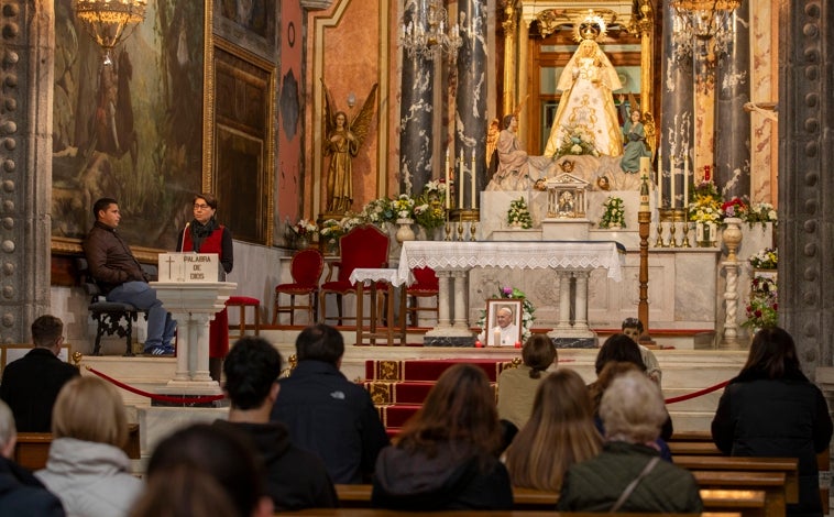 Imagen principal - Arriba, Rosario en la Basílica de Nuestra Señora de Sonsoles (Ávila); sobre estas líneas, Mañueco firma en el libro de condolencias en presencia de Argüello y el patio del Palacio Arzobispal de Valladolid