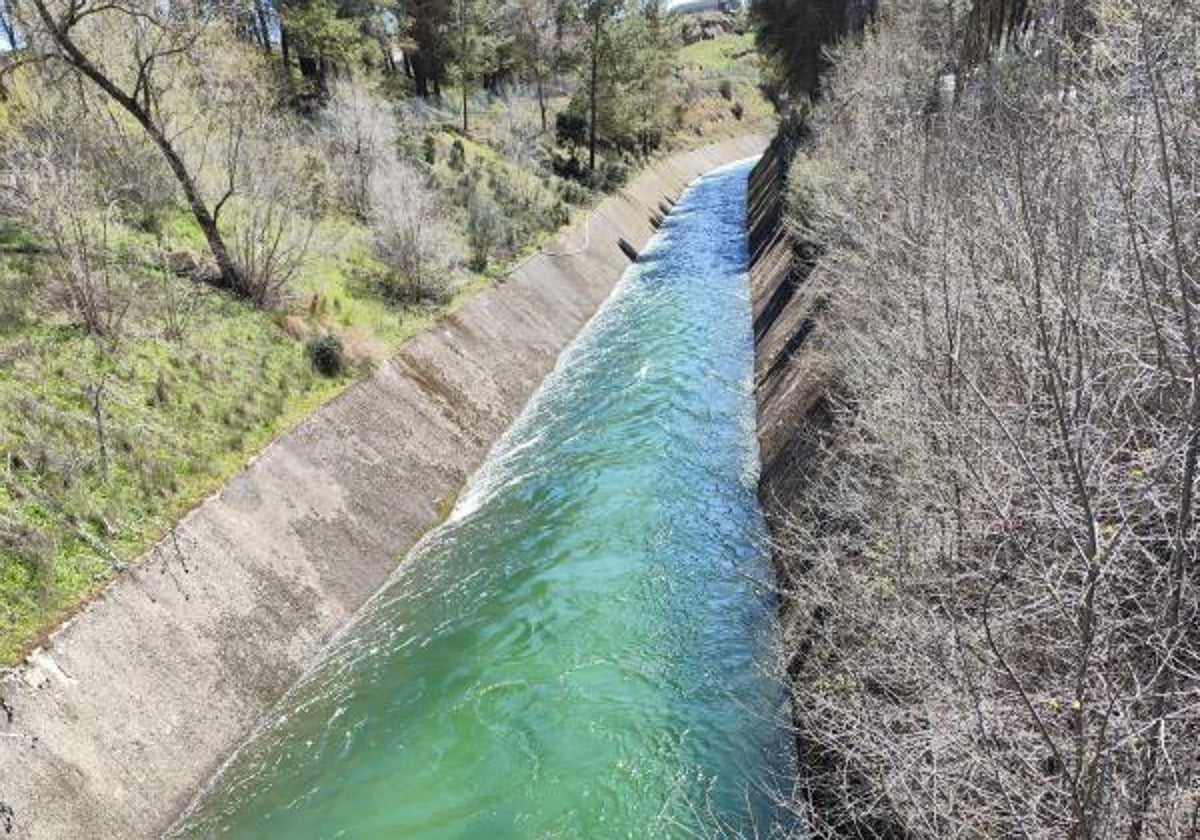 Circulación de agua por el canal que comunica los dos embalses del trasvase Tajo-Segura, Entrepeñas y Buendía