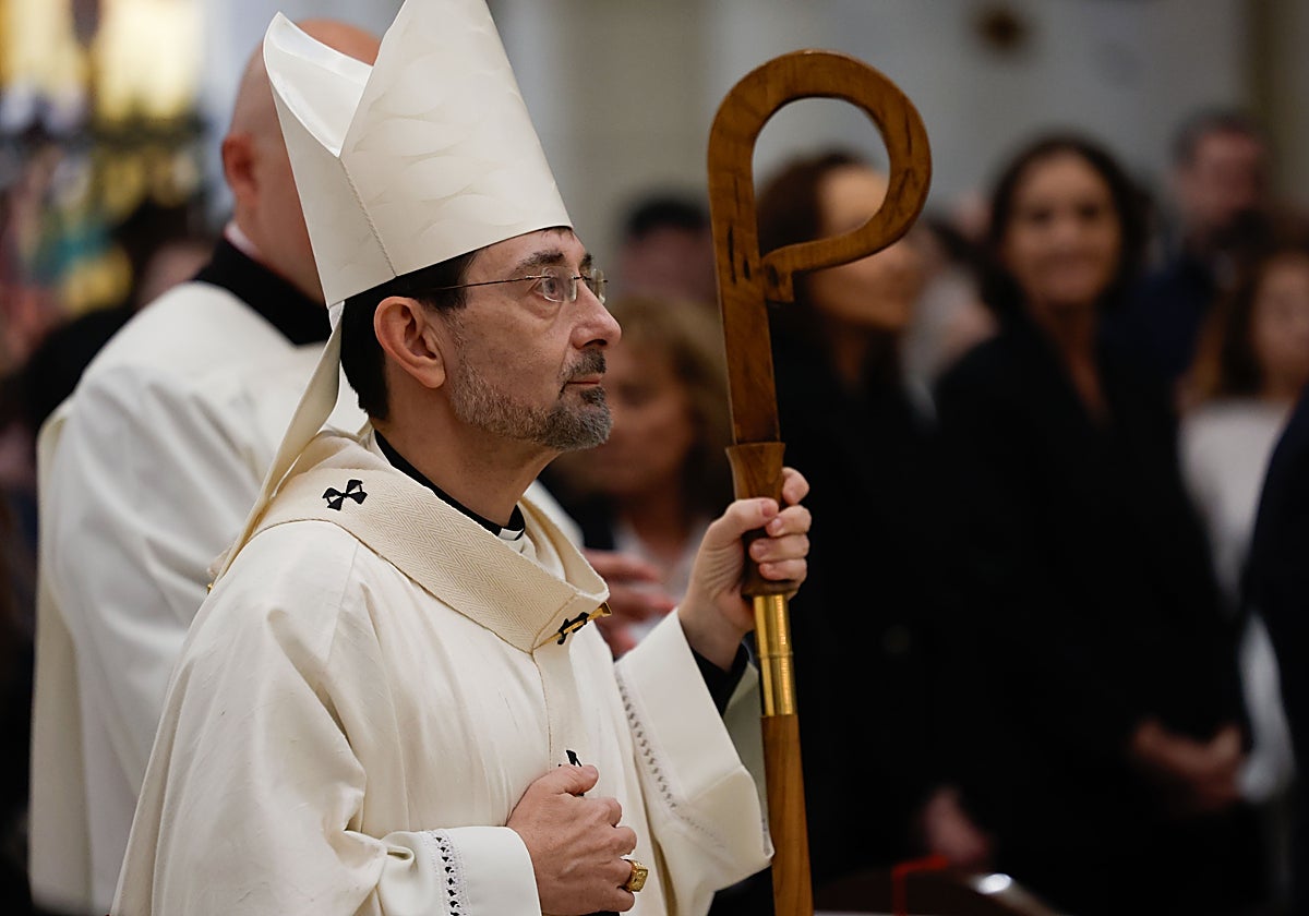 El cardenal jiennense José Cobo, ayer en la Catedral de la Almudena