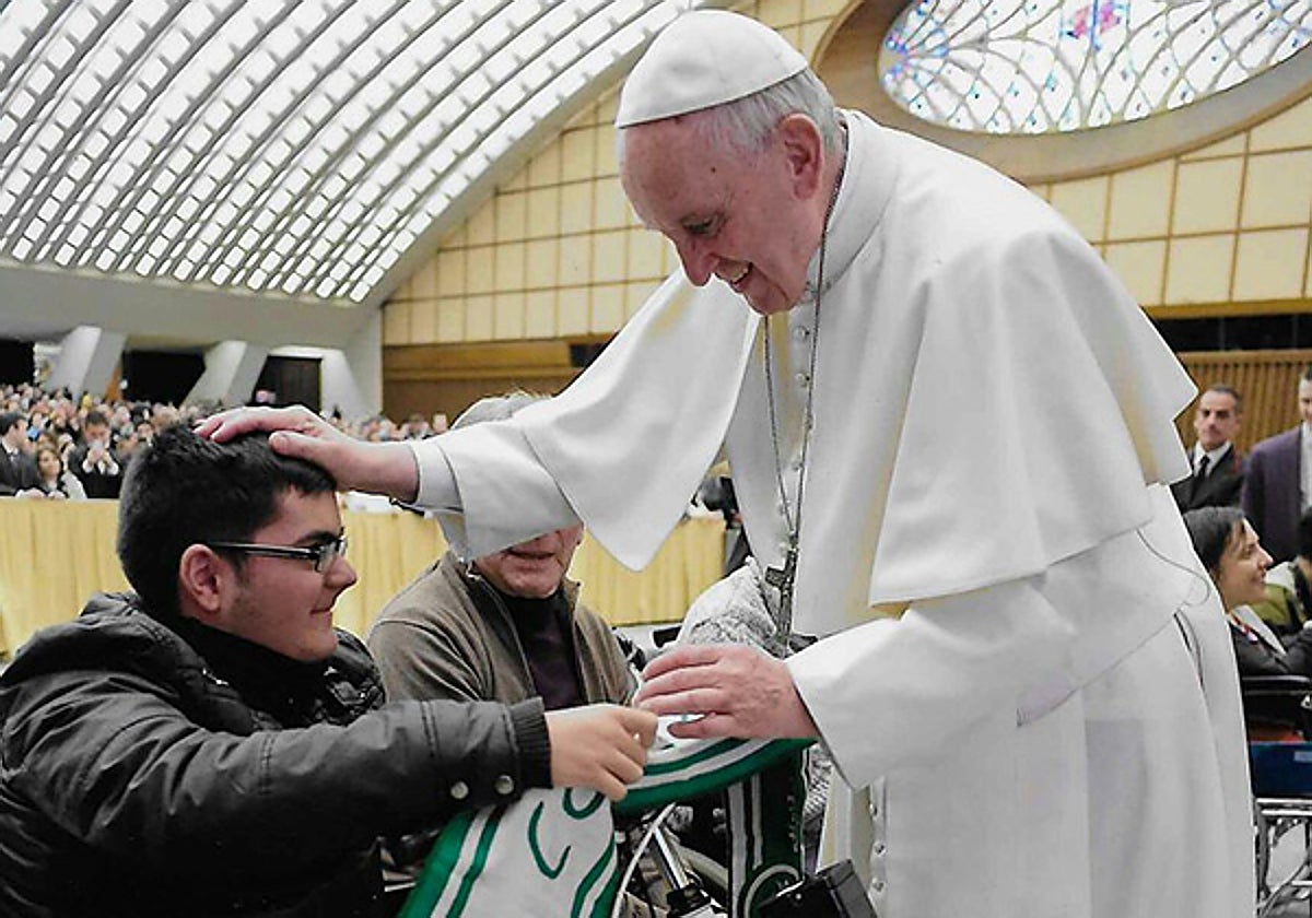 El Papa Francisco recibe la bufanda del Córdoba CF en 2016