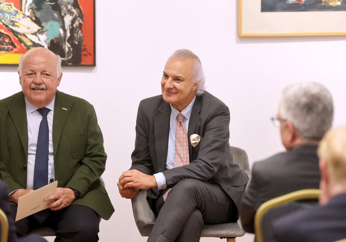 El doctor Manuel de la Peña, junto al presidente del Parlamento de Andalucía