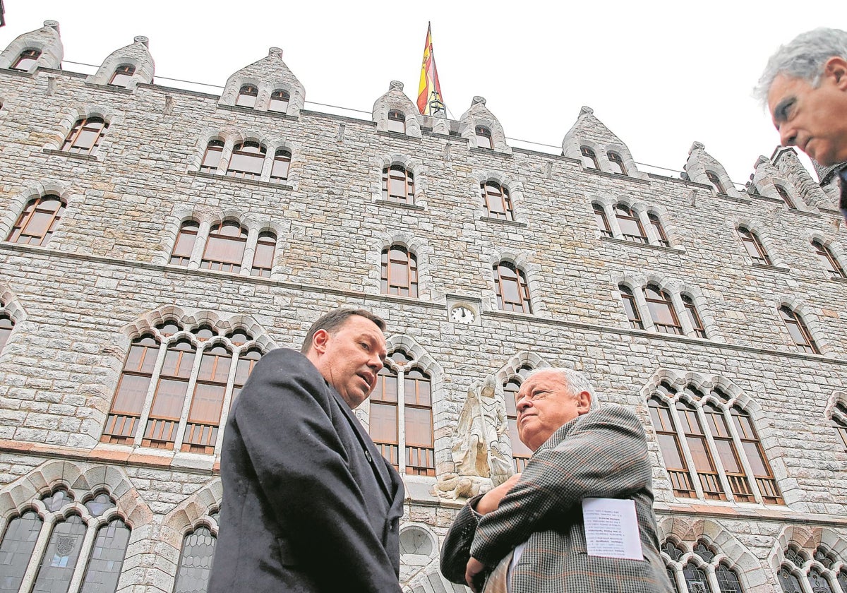 El presidente de Fundos y el consejero de Cultura junto a la casa Botines este lunes