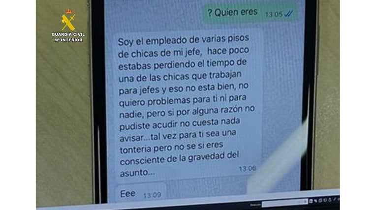 Una de las amenazas enviadas a través de mensajería a un hombre a quien extorsionó la trama