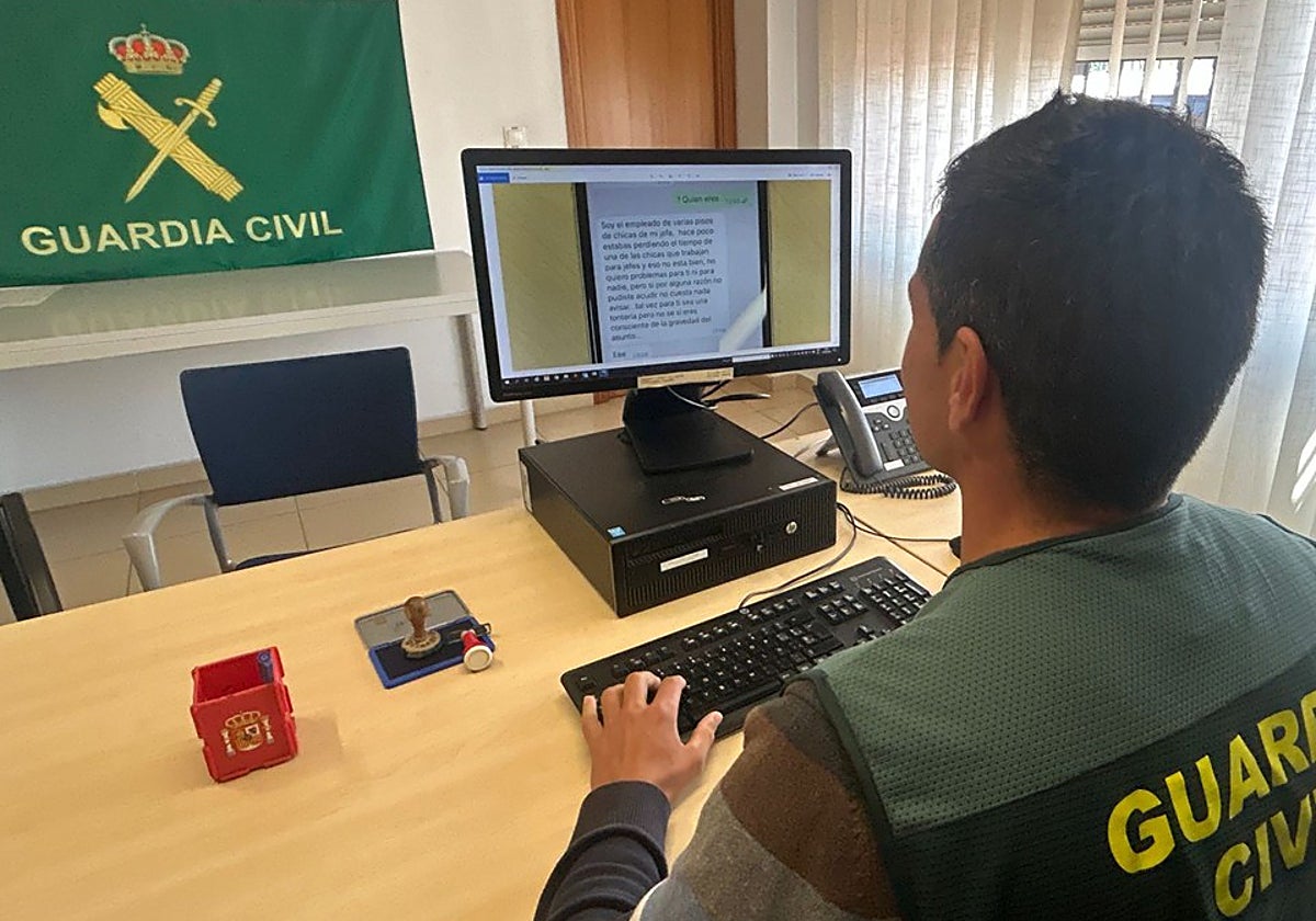 Uno de los investigadores de la Guardia Civil revisa uno de los mensajes amenazantes enviado por la trama