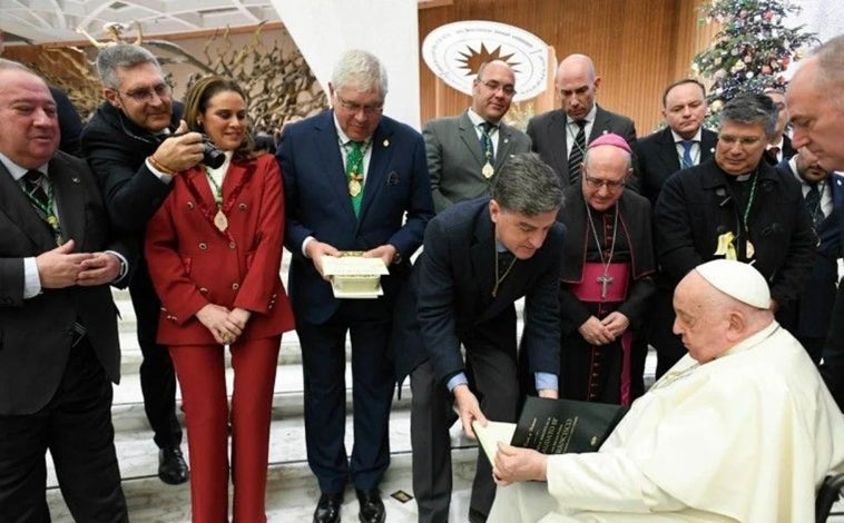 Imagen principal - El Rosario de las hermandades del Rocío se convocó como parte del jubileo de Francisco que recibió a la hermandad de Matriz y a la mayor peregrinación de hermandades rocieras a Roma el pasado diciembre. Abajo a la derecha cartel anunciador del Rosario que se celebrará este sábado