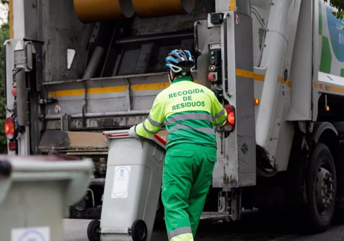 Un trabajador de los servicios de limpieza viaria de Madrid