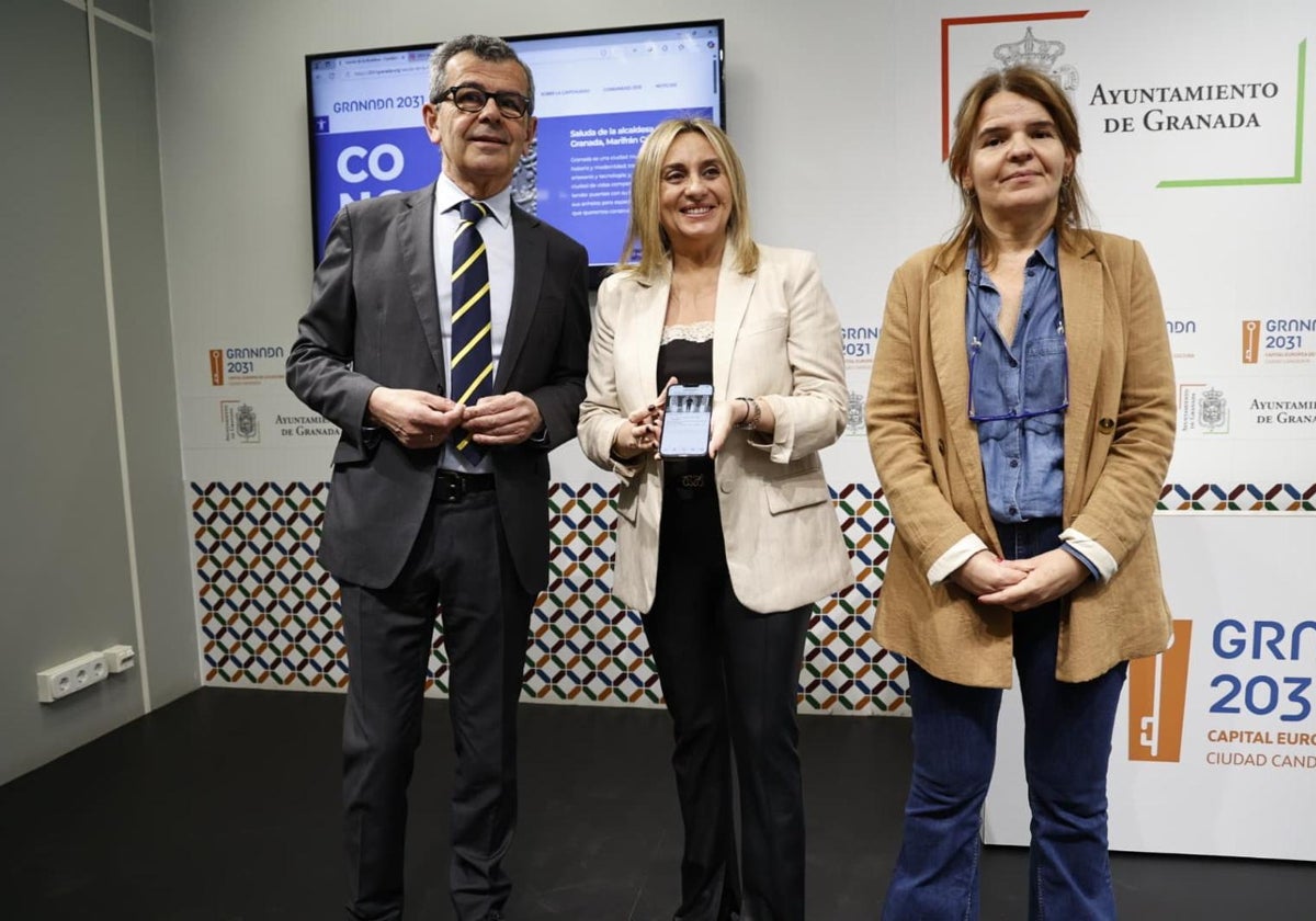 La alcaldesa, en el centro, en la presentación de la campaña de difusión en redes