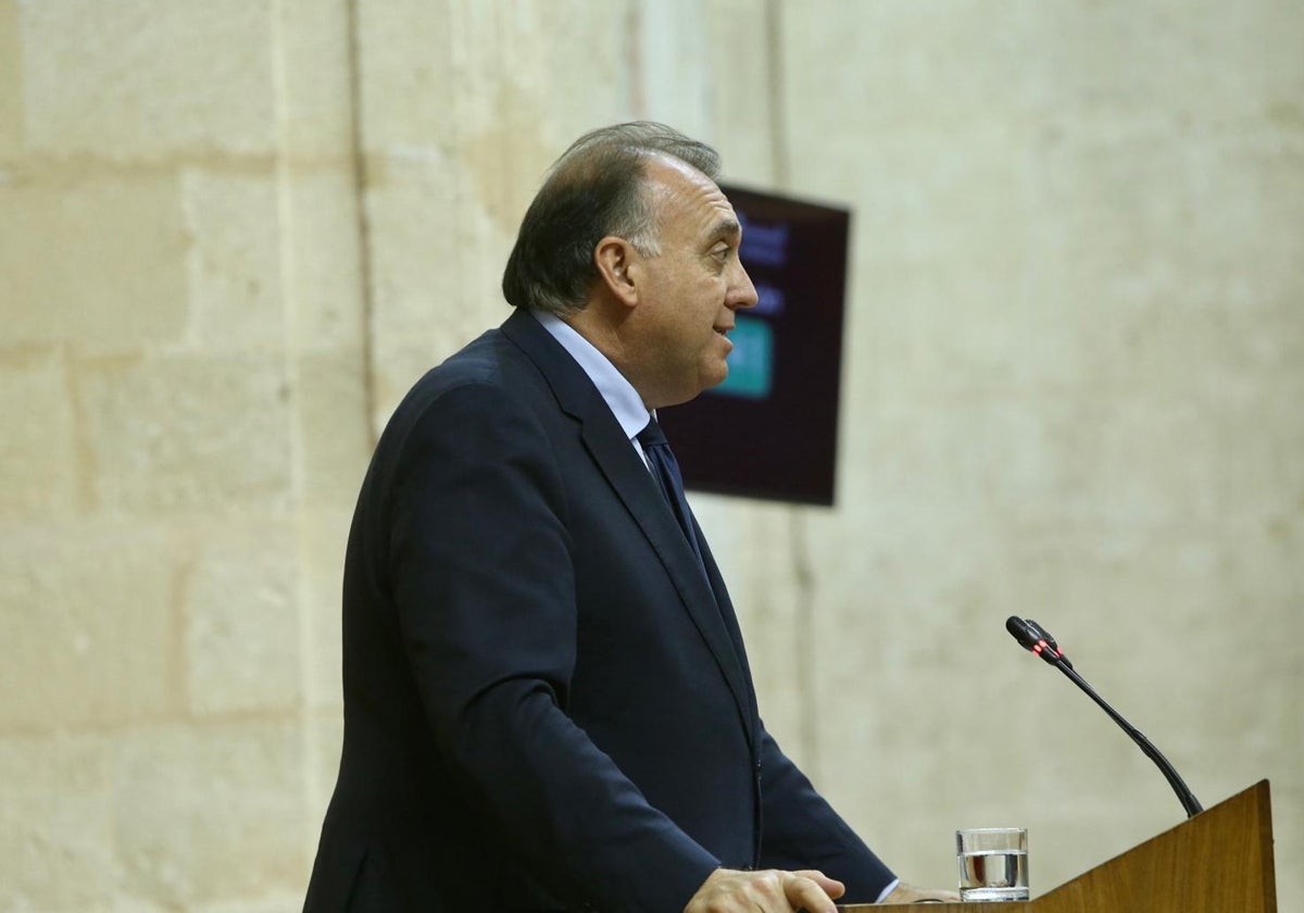 Arturo Bernal en la tribuna del Parlamento