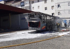 Desalojan la estación de autobuses de Lucena y varios bloques colindantes por un incendio en un vehículo
