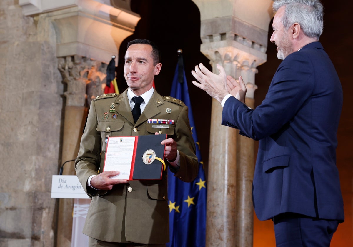 Jorge Azcón ha felicitado por su propia onomástica a todos los jorges y a todos los aragoneses. En la imagen, entrega la medalla al teniente coronel jefe de la UME Joaquín Núñez Regodón el premio Aragón 2025 al Mérito Profesional por su labor en pandemia y en la dana