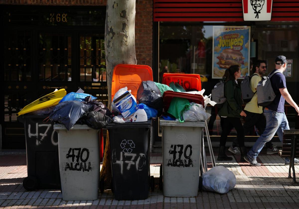 Contenedores en la capital durante la segunda jornada de huelga de basuras
