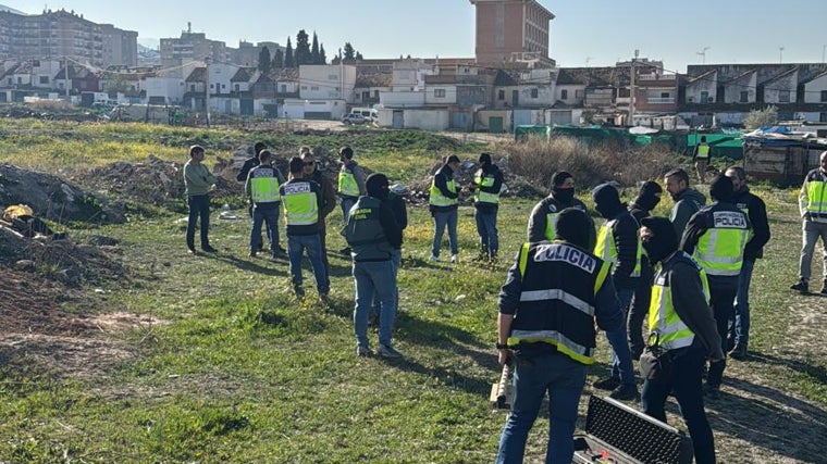 Las armas estaban enterradas en una parcela de Granada