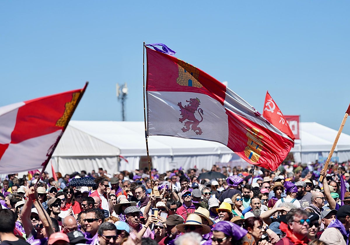 Banderas en la campa de Villalar de los Comuneros por la fiesta del Día de la Comunidad