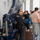 Un agente de la Policía Nacional junto a jóvenes participantes