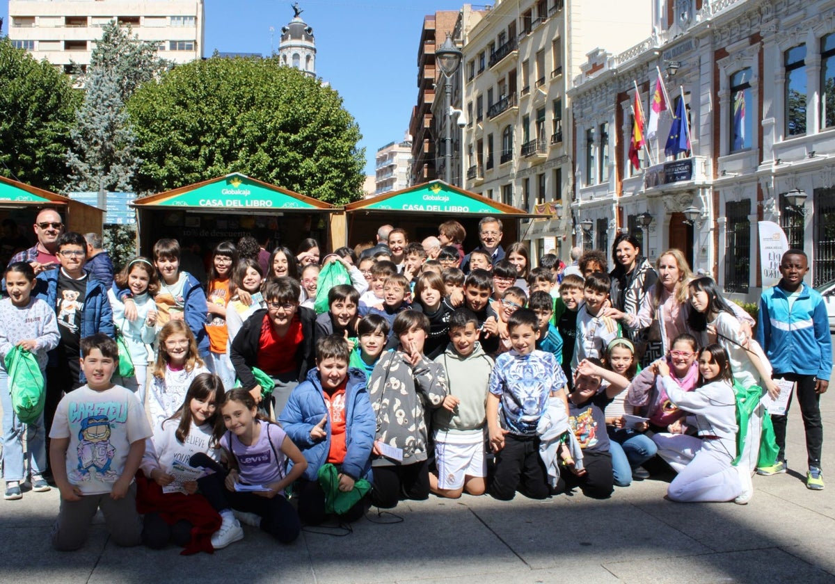 Algunos de los niños participantes en esta celebración junto al alcalde Manuel Serrano
