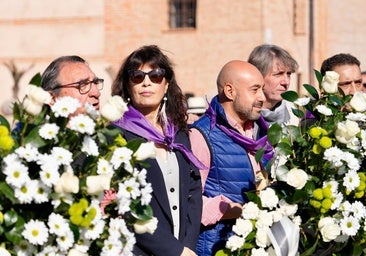 Ofrenda de flores blancas en Villalar en recuerdo del Papa Francisco
