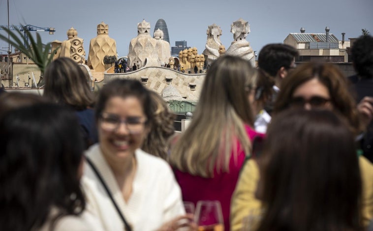 Imagen principal - La recepción de ABC por Sant Jordi en Barcelona se convierte en cita obligada