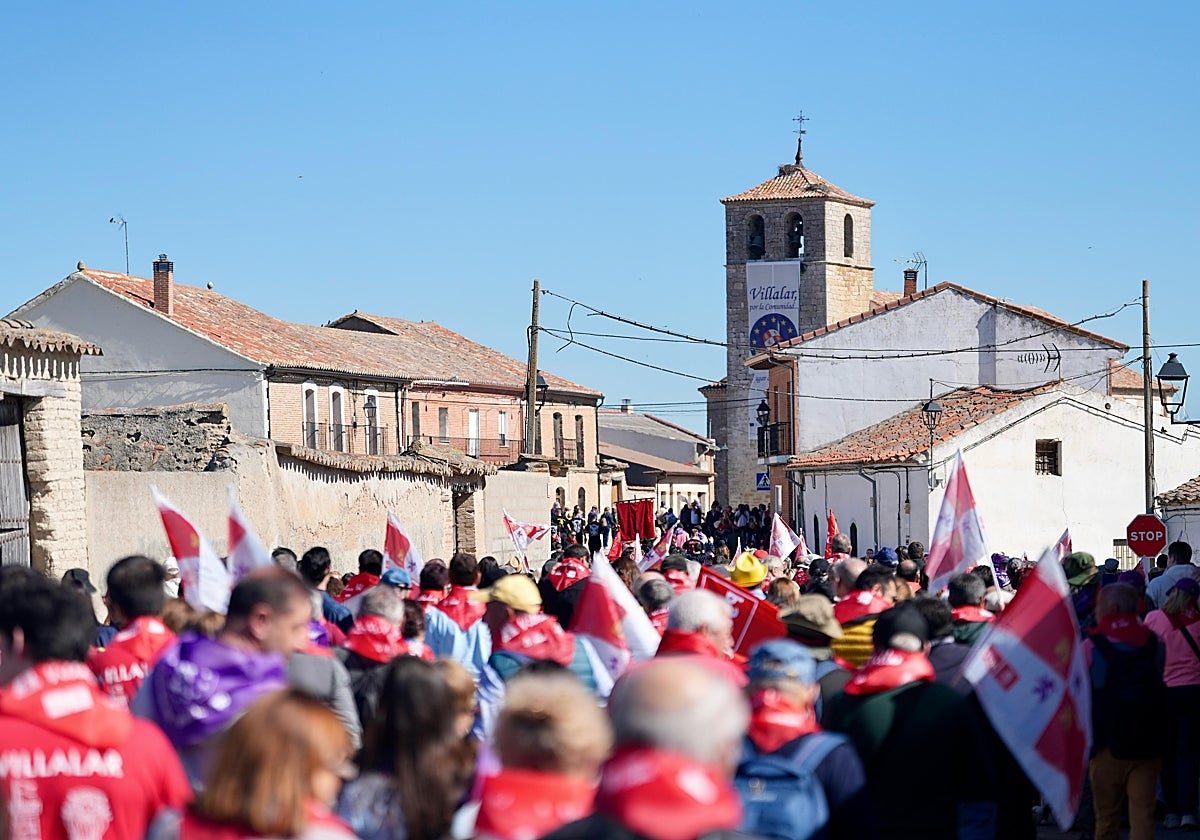 Ambiente festivo y soleado en Villalar de los Comuneros para celebrar el 23 de abril